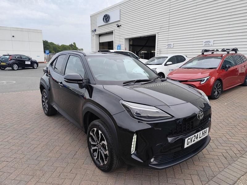 Black Used 2024 Toyota Yaris Hybrid Design Estate | £22,495 (Fair price) - Image 1/4