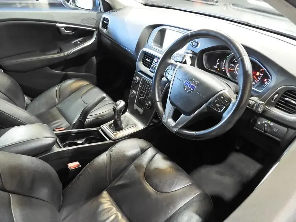 Używany Volvo V40 SE Lux 190 KM (139 kW) 2015 Niebieski Hatchback