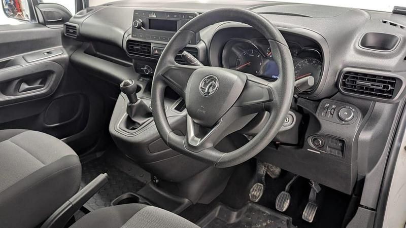 Used Vauxhall Combo Edition 100 HP (73 kW) 2019 White MPV