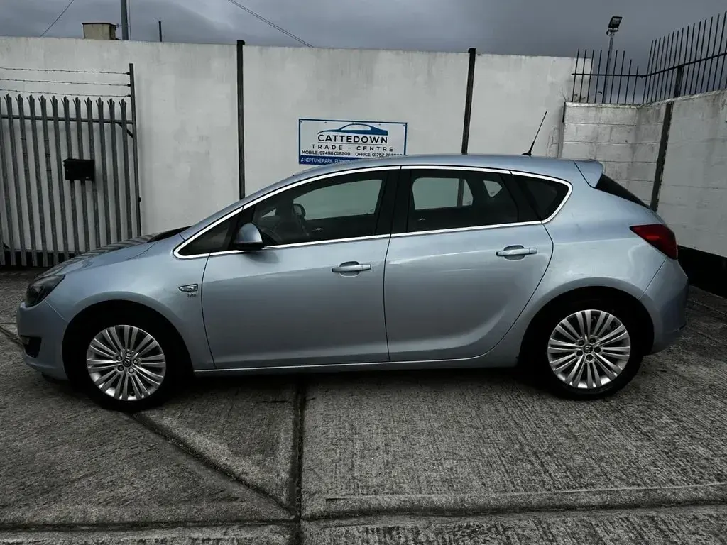 Used Vauxhall Astra Excite 100 HP (73 kW) 2014 Silver Hatchback
