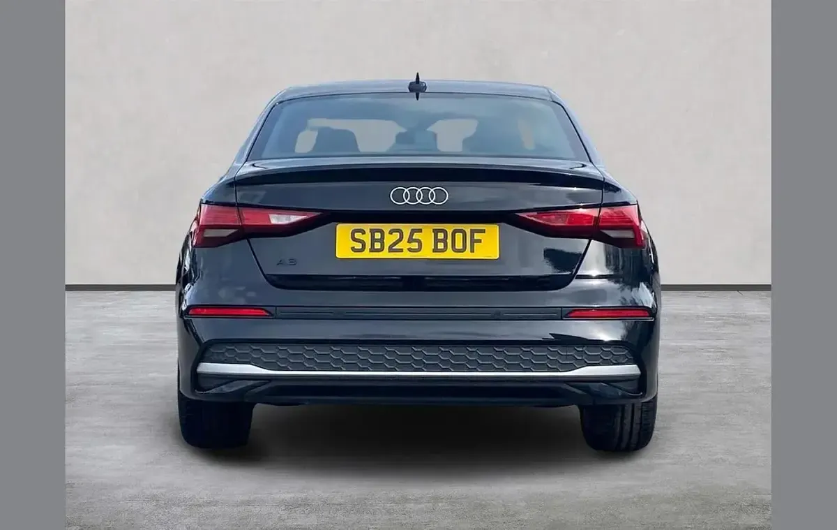 Usado Audi A3 Sport 116 CV (85 kW) 2025 Negro Berlina