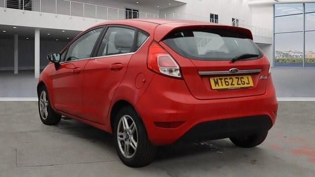 Usado Ford Fiesta Zetec 82 HP (60 kW) 2013 Vermelho Citadino