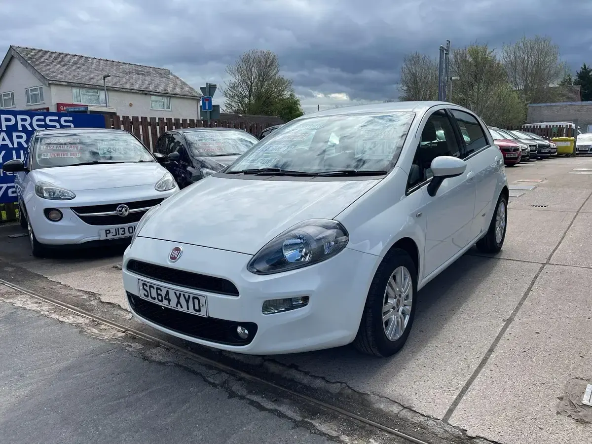 Używany Fiat Punto Easy 69 KM (50 kW) 2015 Biały Hatchback