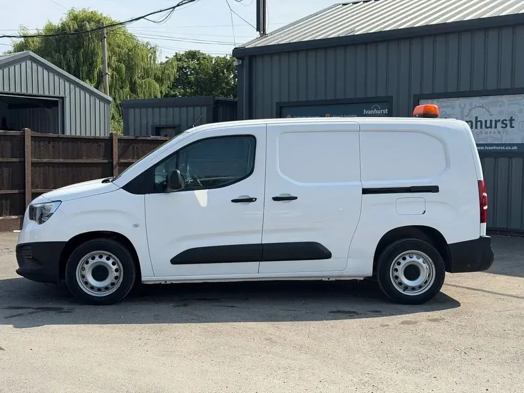 Used Vauxhall Combo 100 HP (73 kW) 2021 White MPV