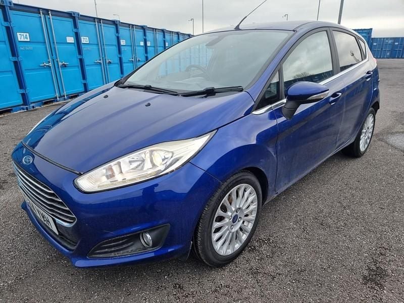 Begagnad Ford Fiesta Titanium 2014 Blå Halvkombi