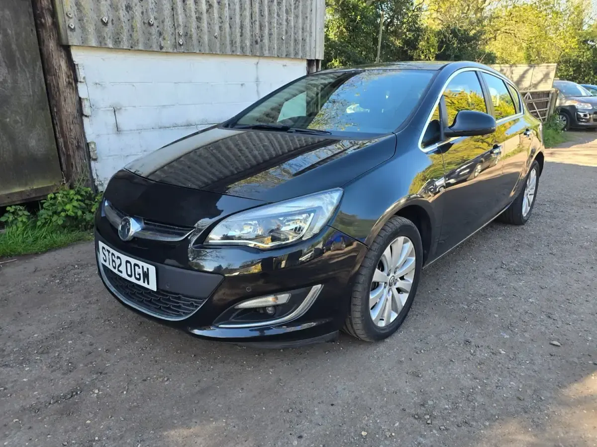 Używany Vauxhall Astra Elite 165 KM (121 kW) 2013 Czarny Hatchback