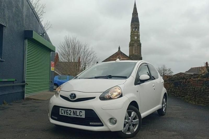 Used Toyota Aygo 68 HP (50 kW) 2012 White Hatchback