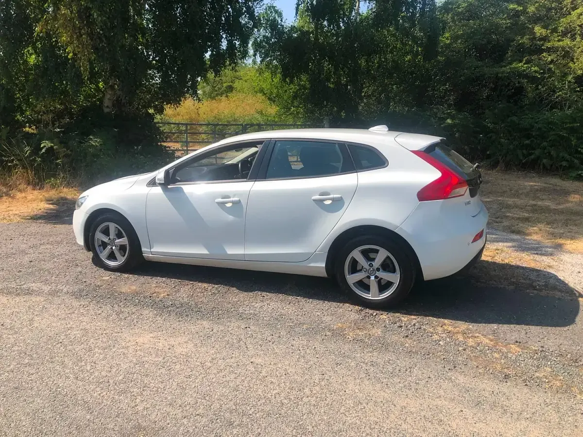 Used Volvo V40 120 HP (88 kW) 2016 White Hatchback