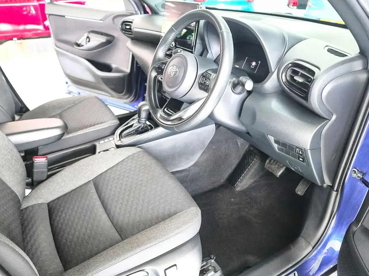 Used Toyota Yaris Design 2025 Juniper blue Hatchback