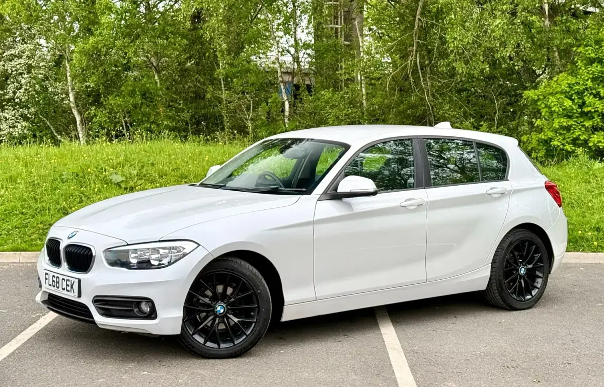 Begagnad BMW 118 Sport Line 2018 Vit Halvkombi