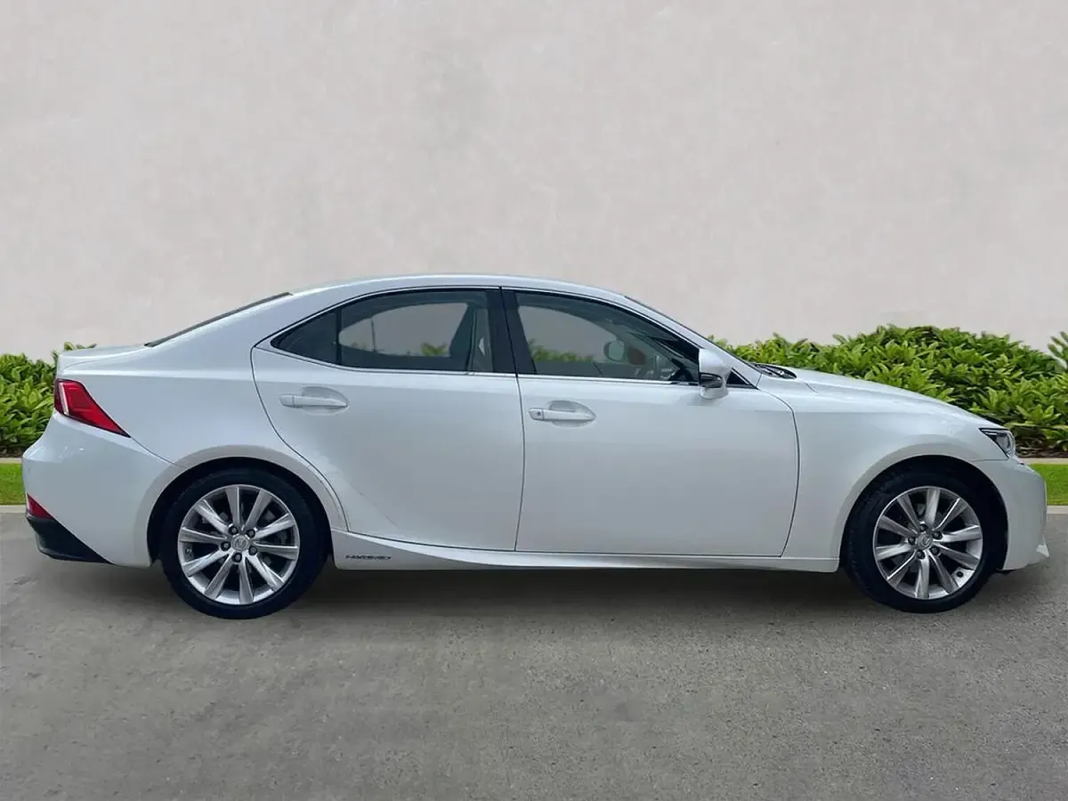 Used Lexus IS300h Executive Line 2015 White Sedan