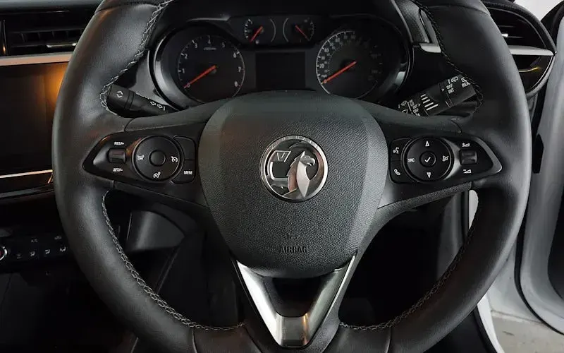 Used Vauxhall Corsa Design Edition 75 HP (55 kW) 2022 White Hatchback
