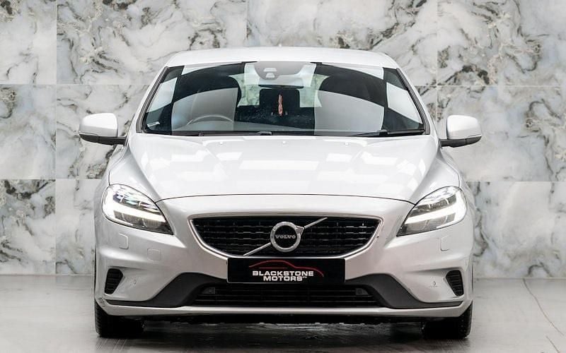 Used Volvo V40 R-Design 120 HP (88 kW) 2019 Hatchback