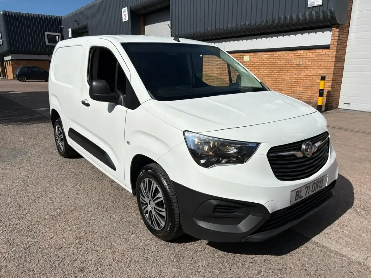 Used Vauxhall Combo 100 HP (73 kW) 2021 White MPV