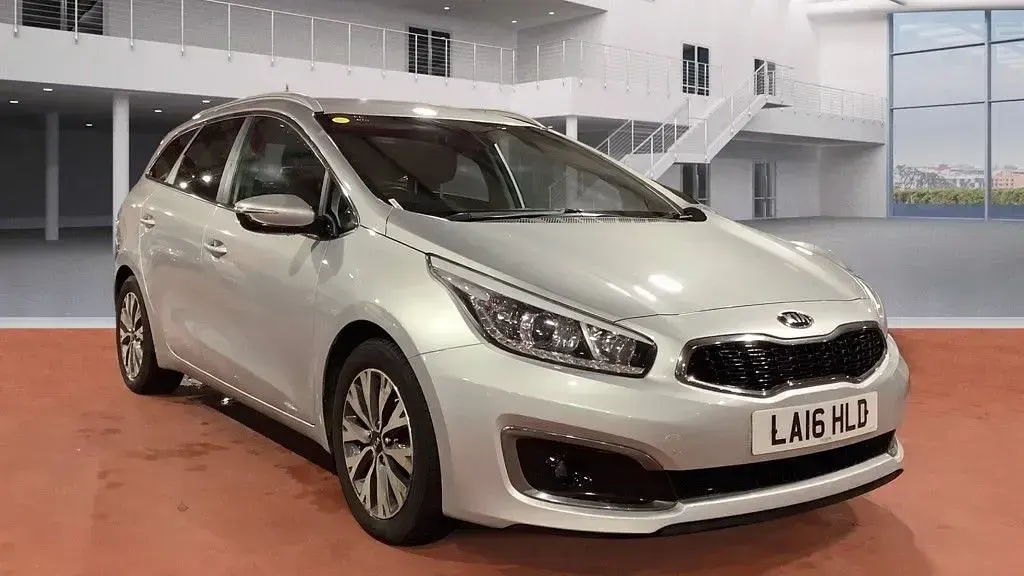 Used Kia Ceed 134 HP (98 kW) 2016 Silver Hatchback
