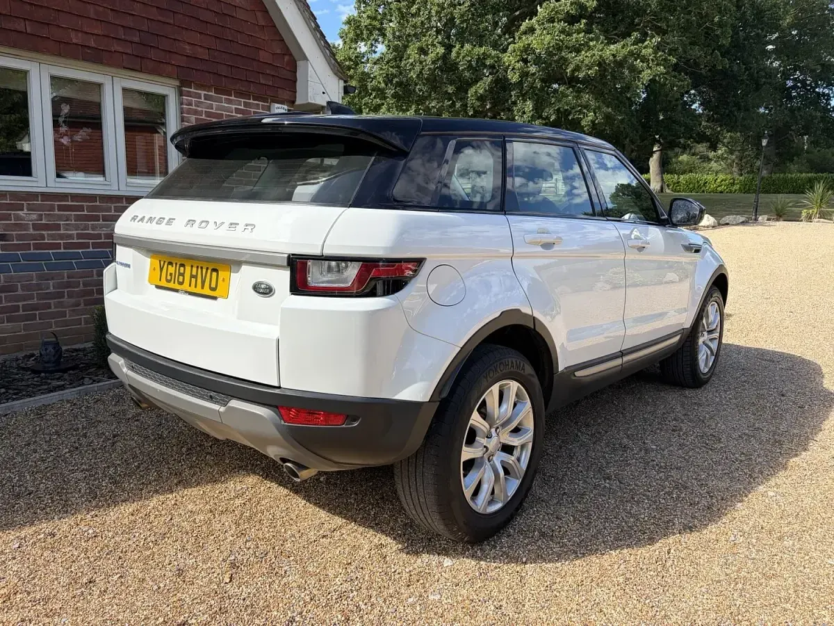 Used Land Rover Range Rover evoque SE 2018 White Estate