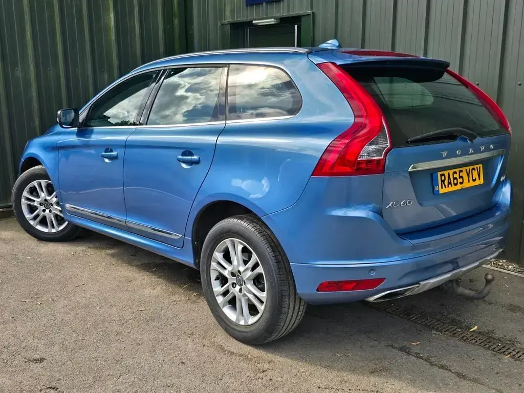 Used Volvo XC60 SE Lux 190 HP (139 kW) 2016 Blue SUV