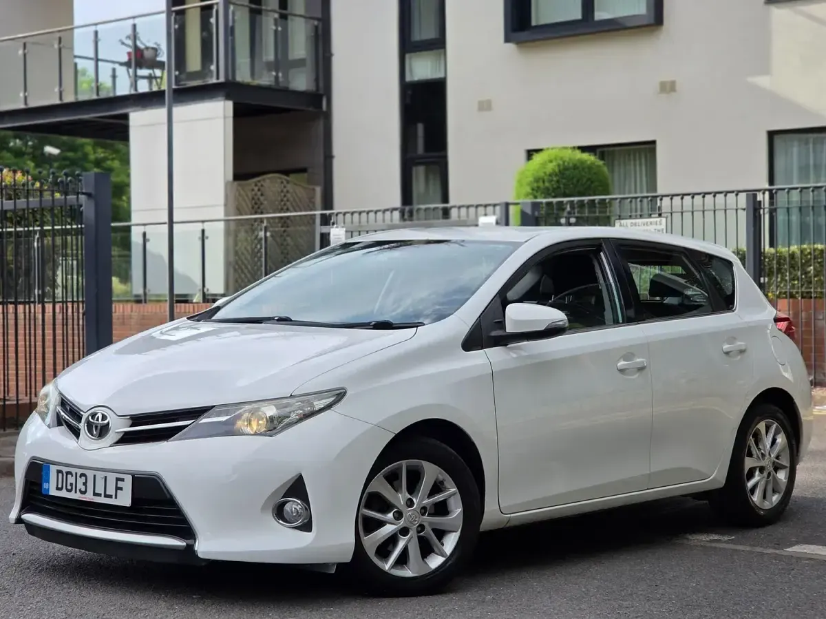 Used Toyota Auris 132 HP (97 kW) 2013 White Hatchback