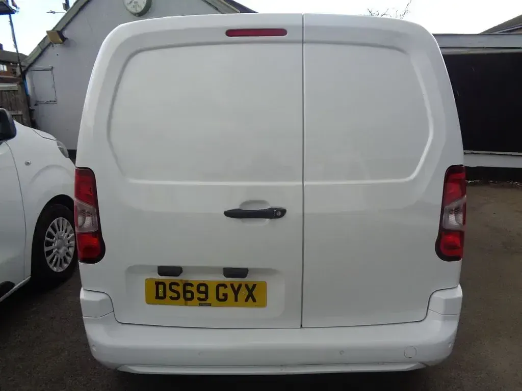 Used Vauxhall Combo Sportive 100 HP (73 kW) 2019 White MPV