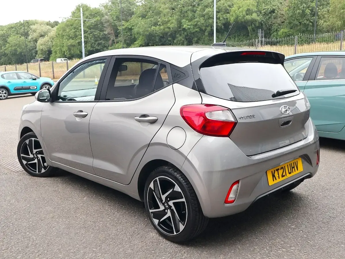 Used Hyundai i10 Premium 84 HP (61 kW) 2021 Bronze Hatchback