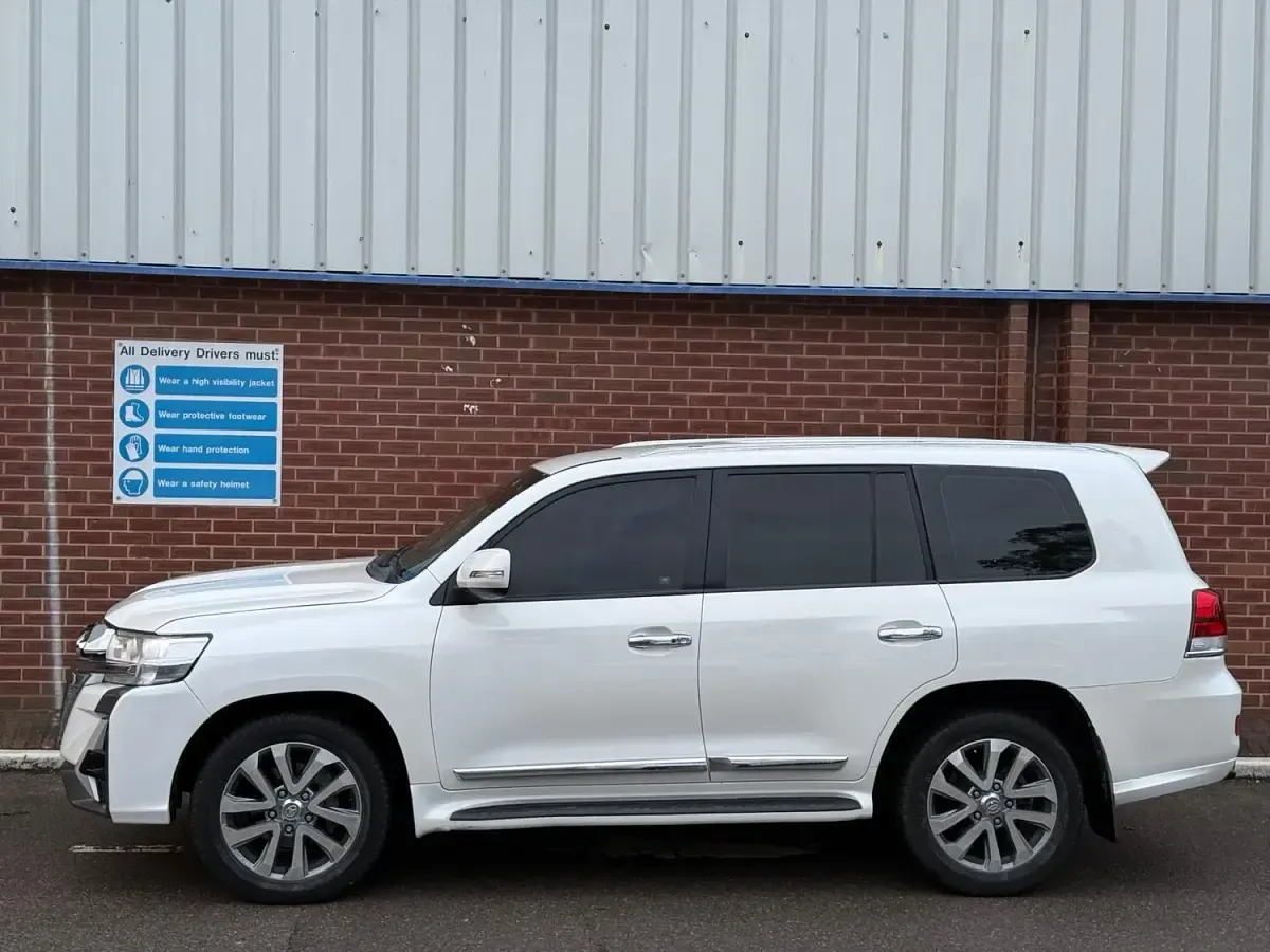 Used Toyota Land Cruiser 288 HP (211 kW) 2008 White SUV