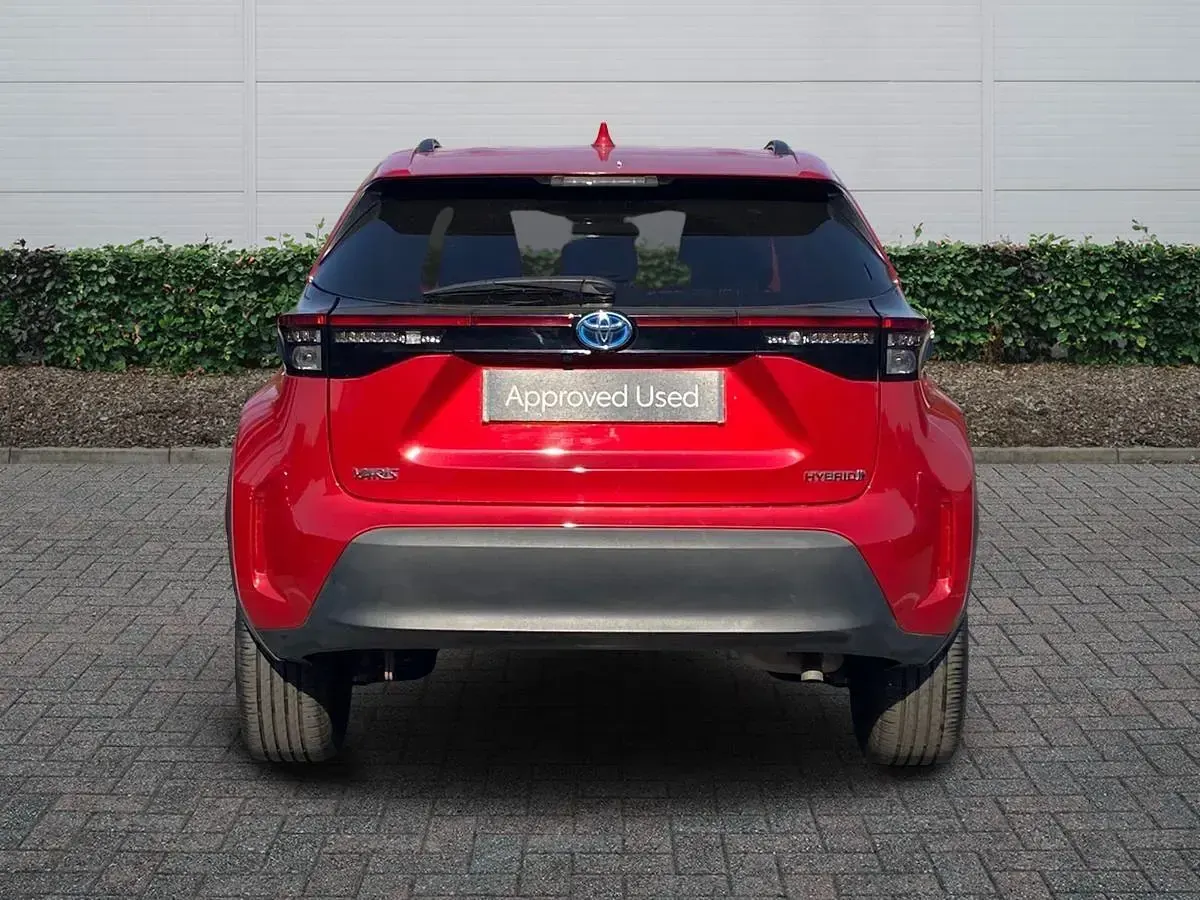 Used Toyota Yaris Hybrid Design 2023 Red Estate