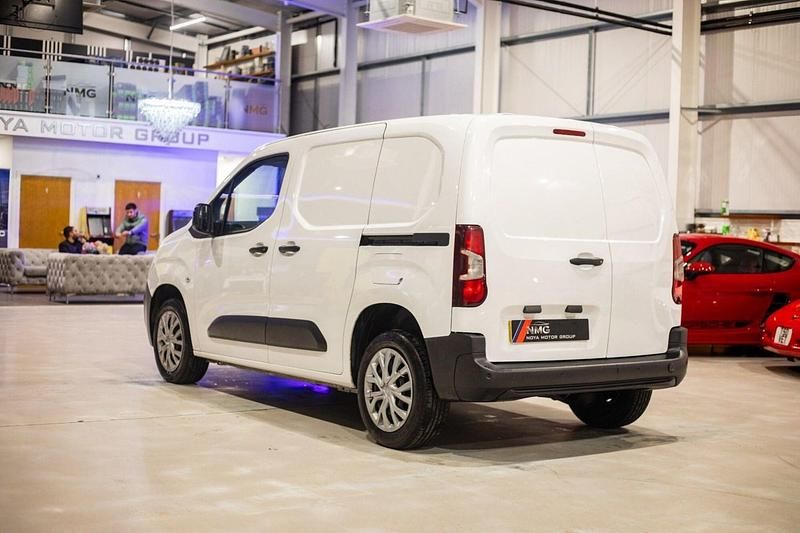 Used Citroën Berlingo 130 HP (95 kW) 2021 White MPV