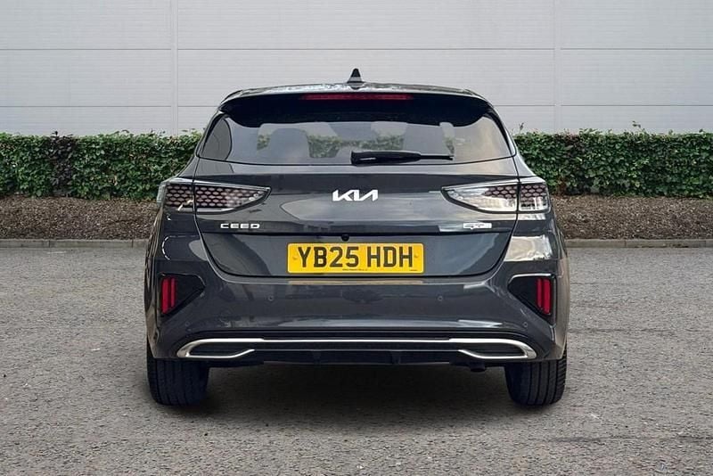 Usado Kia Ceed GT-Line 138 HP (101 kW) 2025 Cinzento Citadino