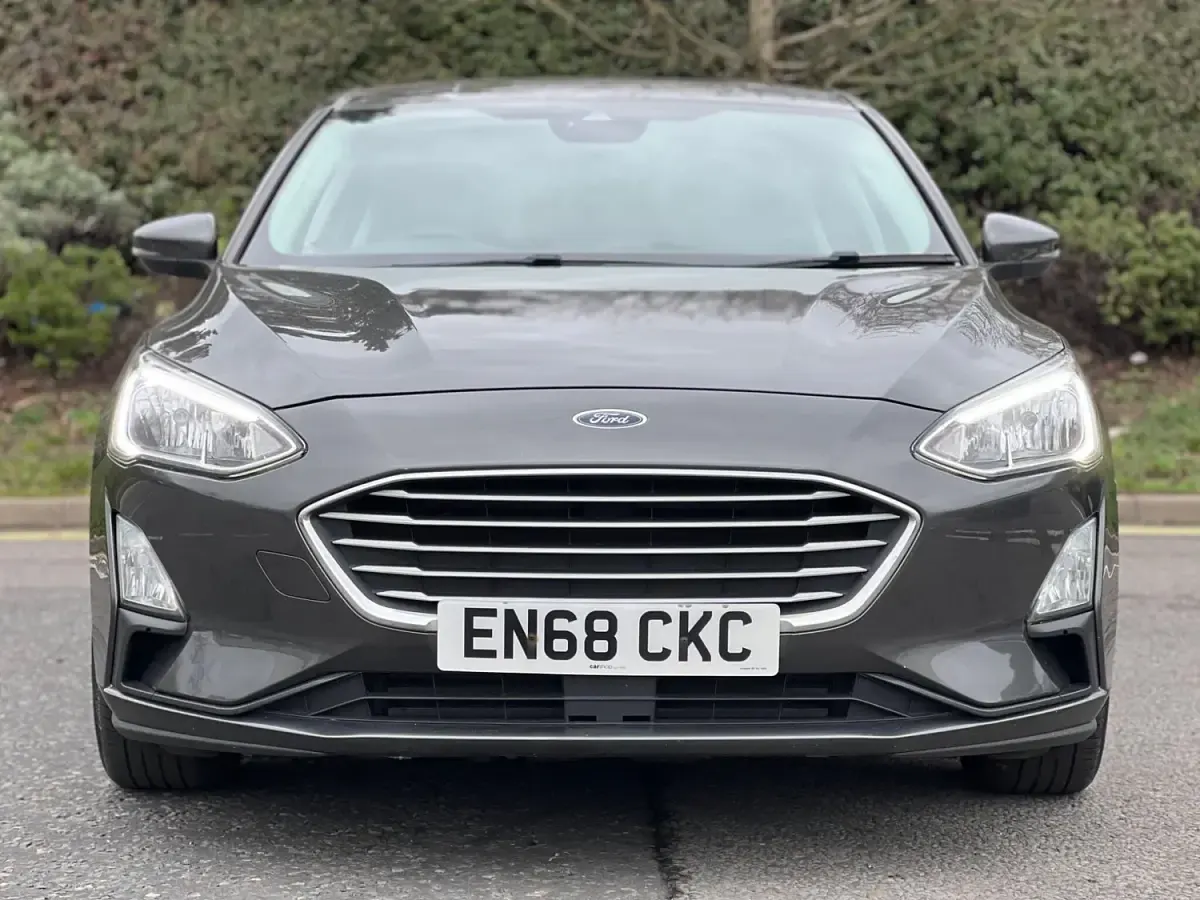 Begagnad Ford Focus Zetec 120 HK (88 kW) 2019 Grå Halvkombi