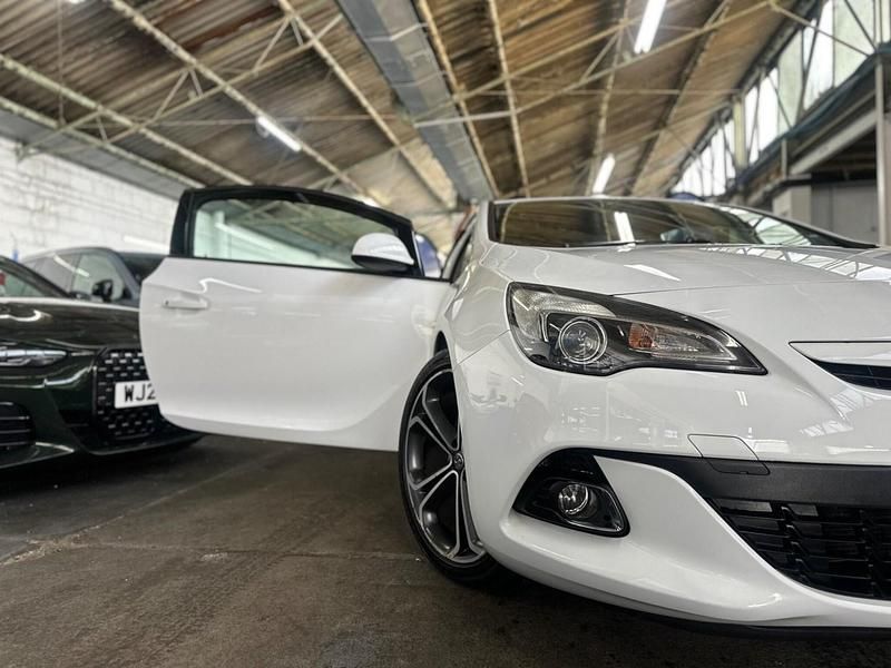 Used Vauxhall Astra GTC Edition 120 HP (88 kW) 2015 White Hatchback