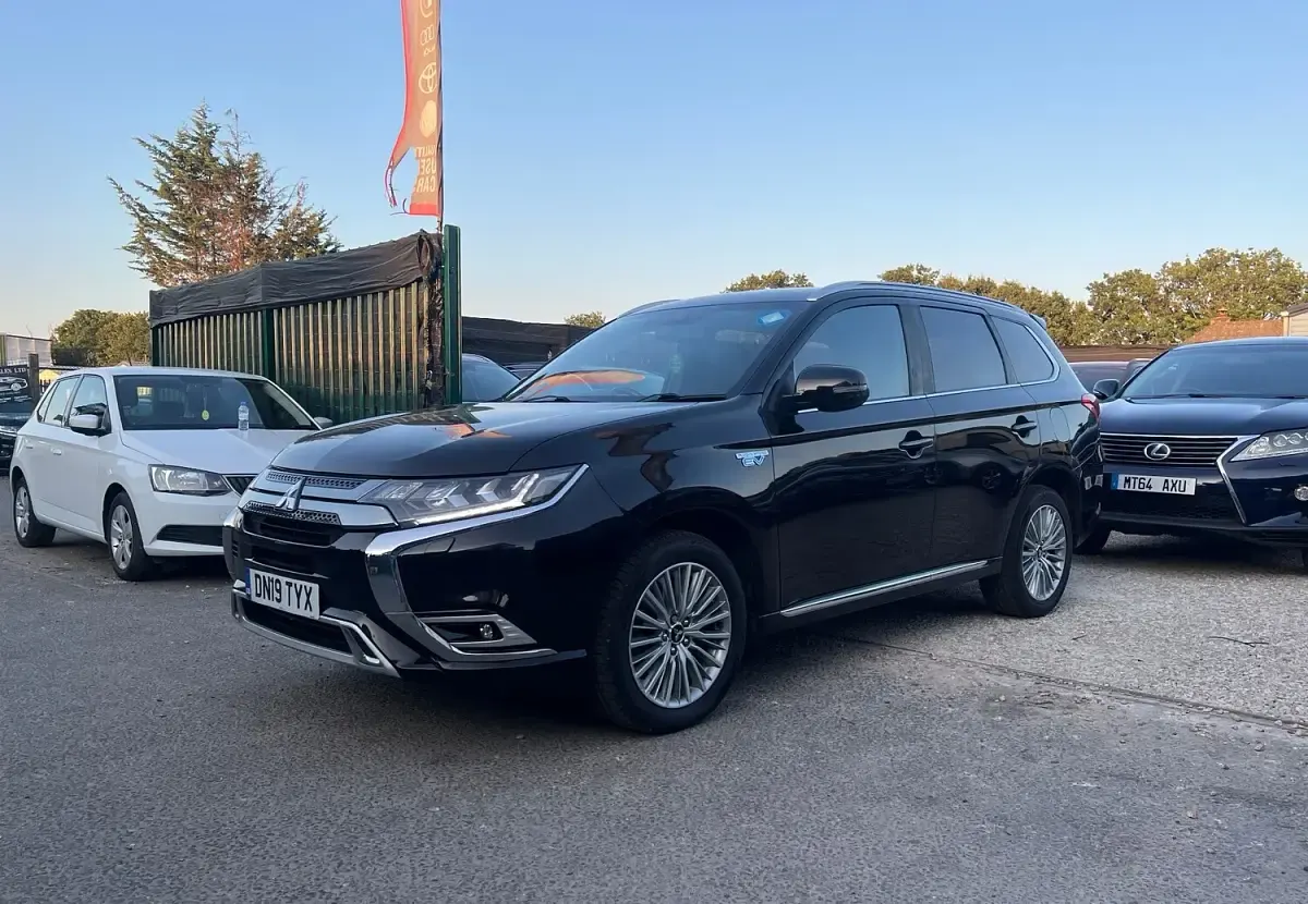 Used Mitsubishi Outlander P-HEV 2019 Black Estate