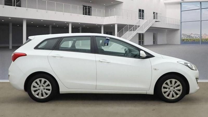 Used Hyundai i30 110 HP (80 kW) 2015 White Estate