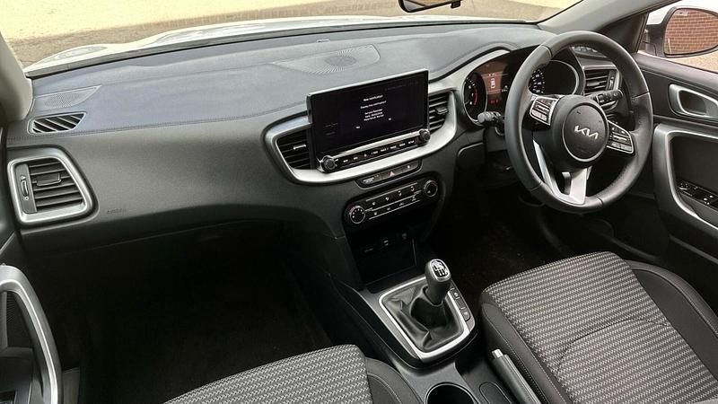 Used Kia Ceed 138 HP (101 kW) 2025 White Hatchback