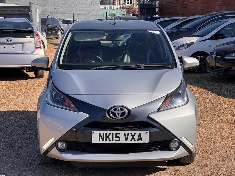 Usado Toyota Aygo x-press 69 HP (50 kW) 2015 Prateado Citadino