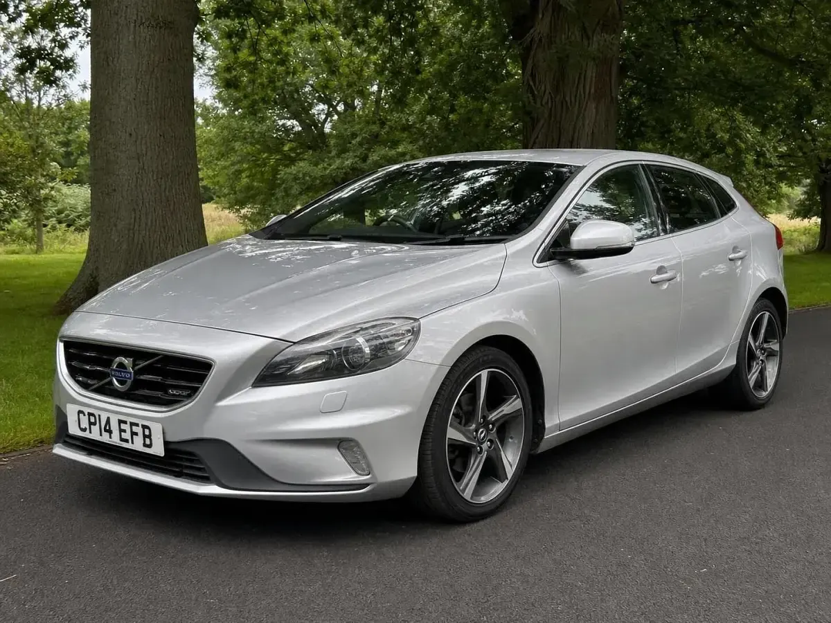 Used Volvo V40 R-Design 115 HP (84 kW) 2014 Silver Hatchback