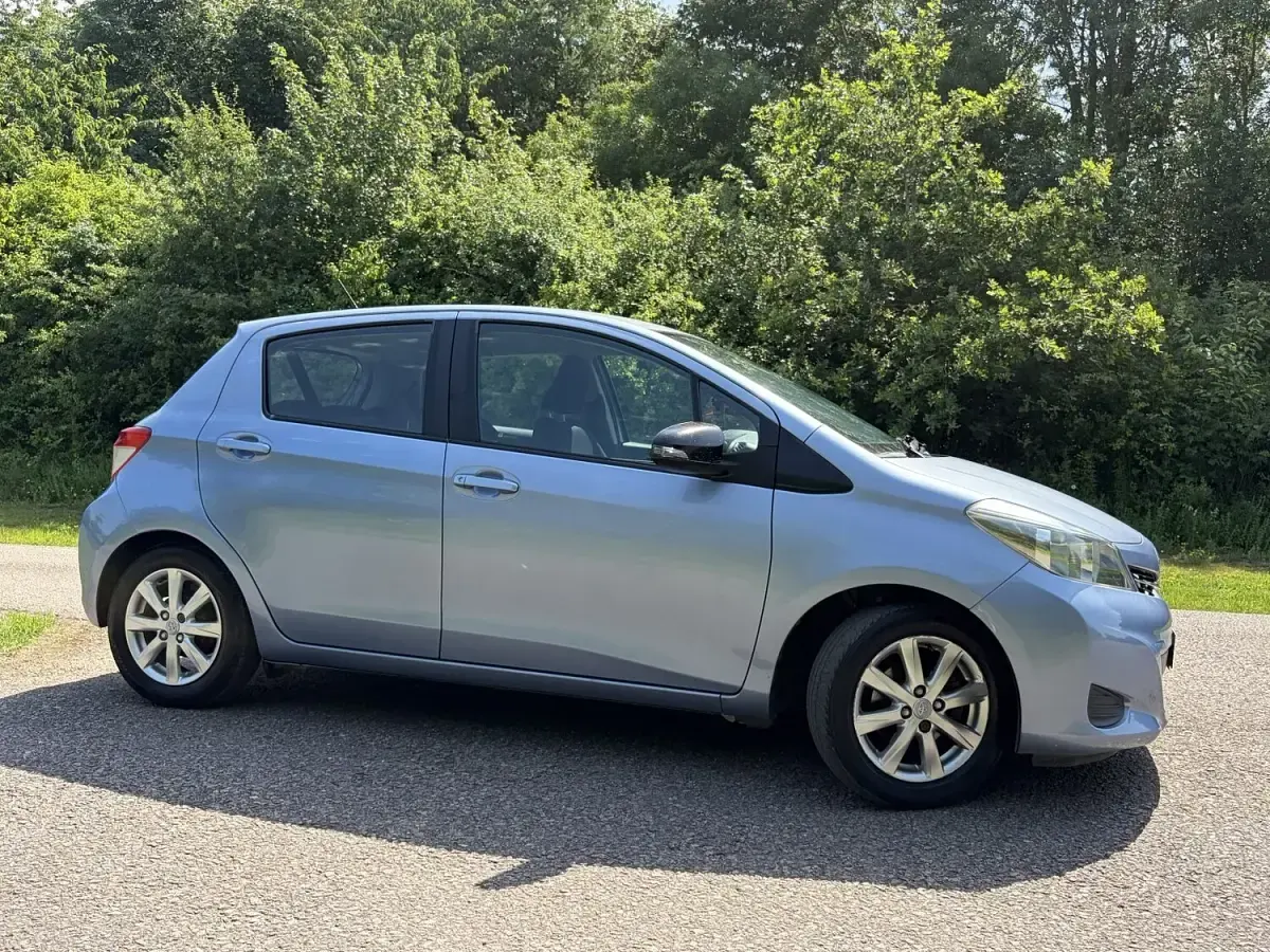 Used Toyota Yaris 99 HP (72 kW) 2012 Blue Hatchback