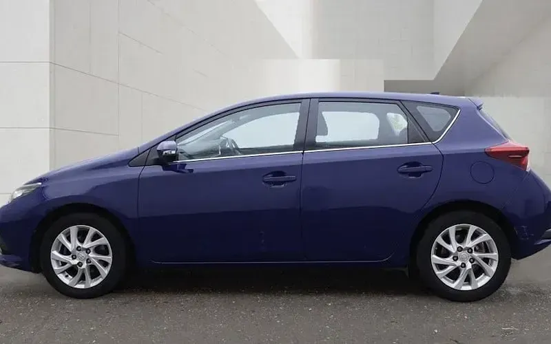 Used Toyota Auris 116 HP (85 kW) 2018 Blue Hatchback
