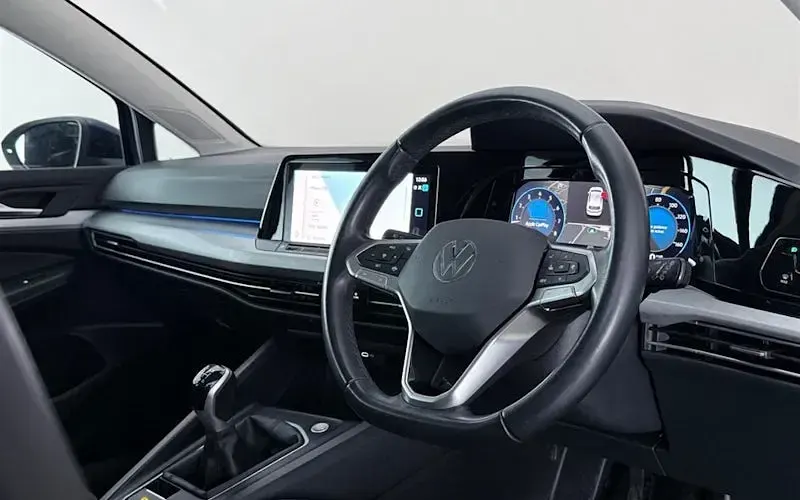 Używany VW Golf VIII Life 131 KM (96 kW) 2023 Niebieski Hatchback