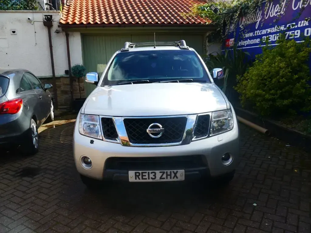 Used Nissan Navara Tekna 190 HP (139 kW) 2013 Silver Pickup