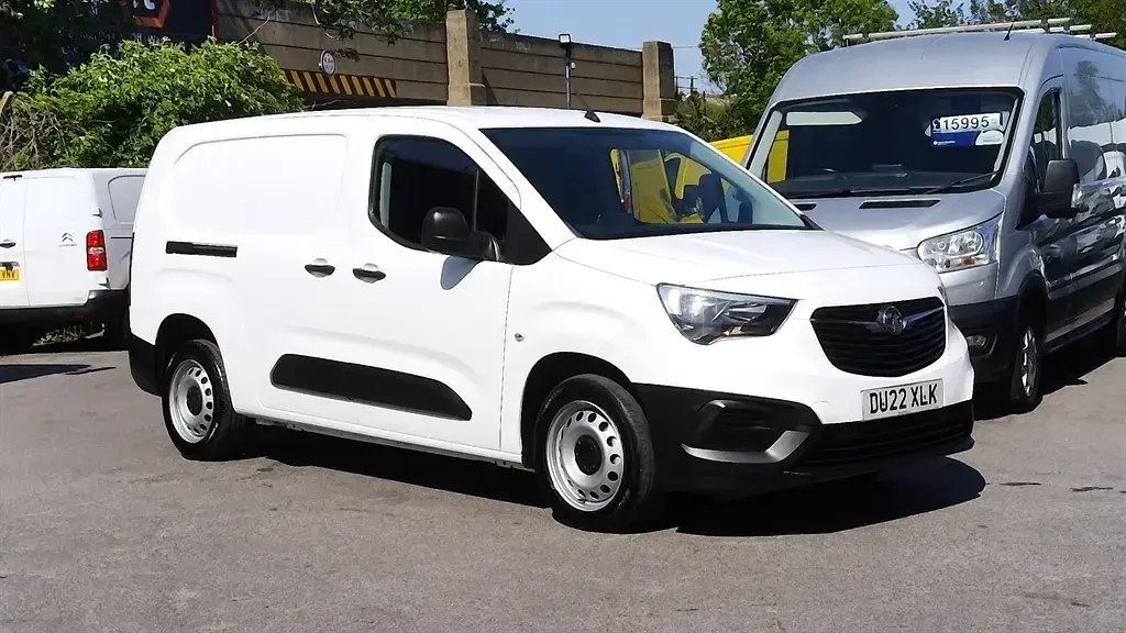 Usado Vauxhall Combo S 100 HP (73 kW) 2022 Branco Monovolume