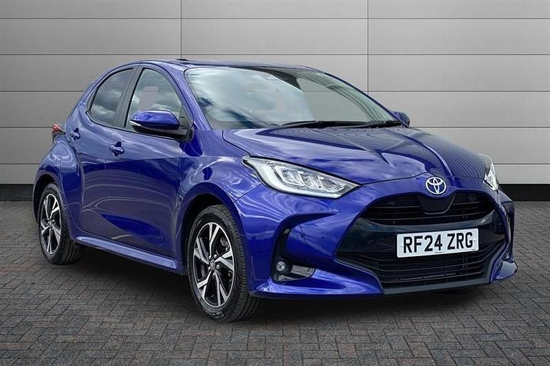 Used Toyota Yaris Hybrid Design 116 HP (85 kW) 2024 Blue Hatchback