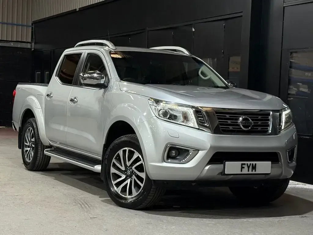 Used Nissan Navara Tekna 190 HP (139 kW) 2017 Silver Pickup