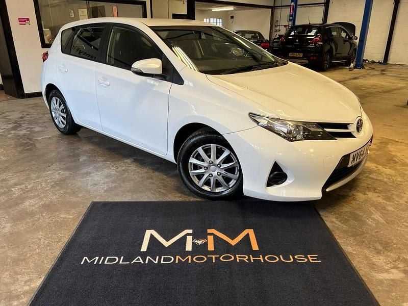 Used Toyota Auris Active 90 HP (66 kW) 2014 White Hatchback
