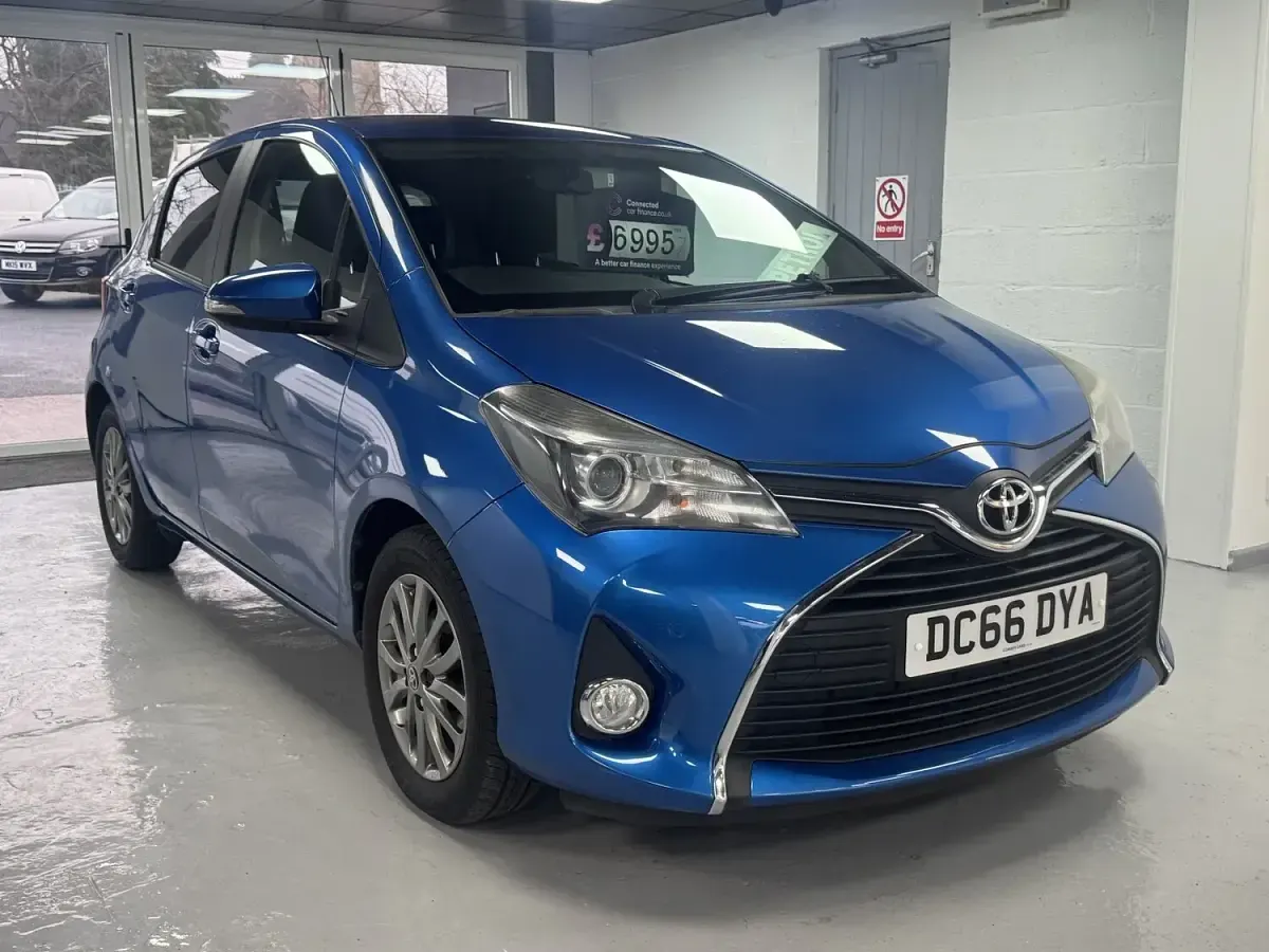 Used Toyota Yaris 99 HP (72 kW) 2017 Blue Hatchback