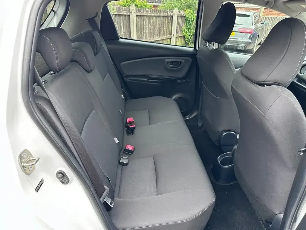 Used Toyota Yaris Design 99 HP (72 kW) 2017 White Hatchback