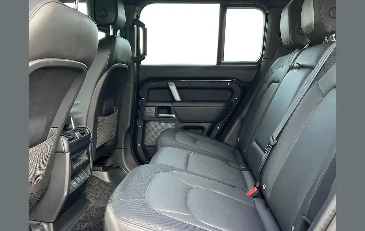 Usado Land Rover Defender HSE Dynamic 296 HP (217 kW) 2024 Preto SUV