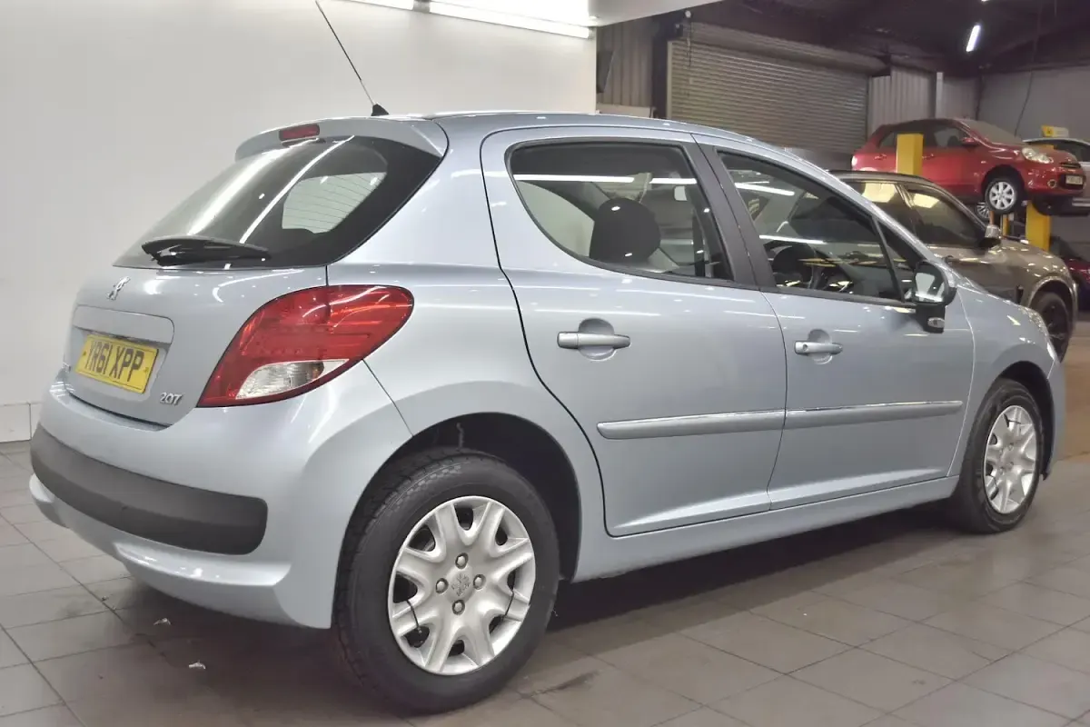 Used Peugeot 207 Active 92 HP (67 kW) 2011 Blue Hatchback