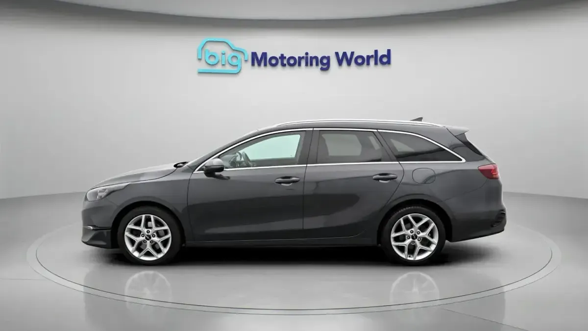 Begagnad Kia Ceed 2023 Grå Halvkombi