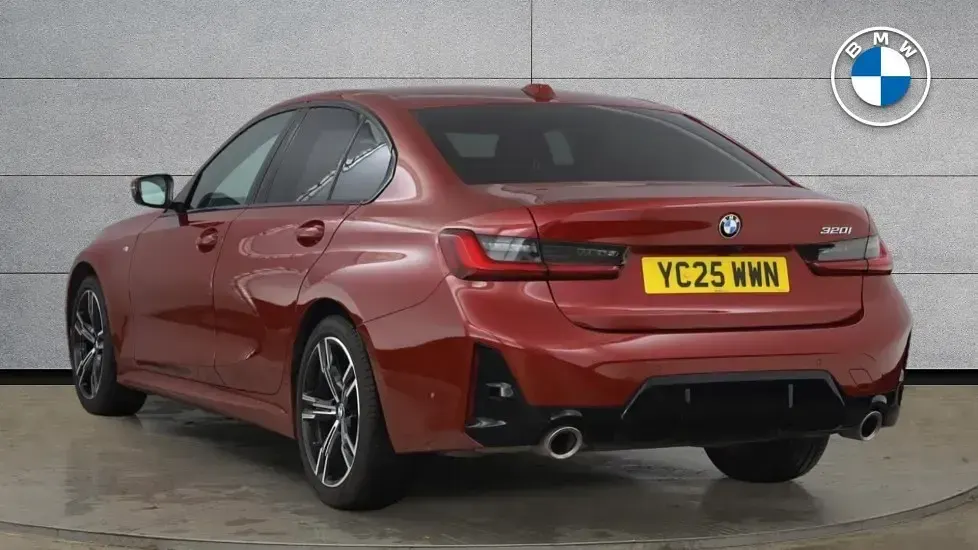 Usado BMW 320 M Sport 181 CV (133 kW) 2025 Rojo Berlina