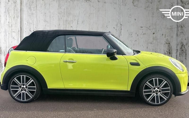 Usado Mini Cooper Cabriolet Exclusive 136 CV (100 kW) 2022 Amarillo Descapotable